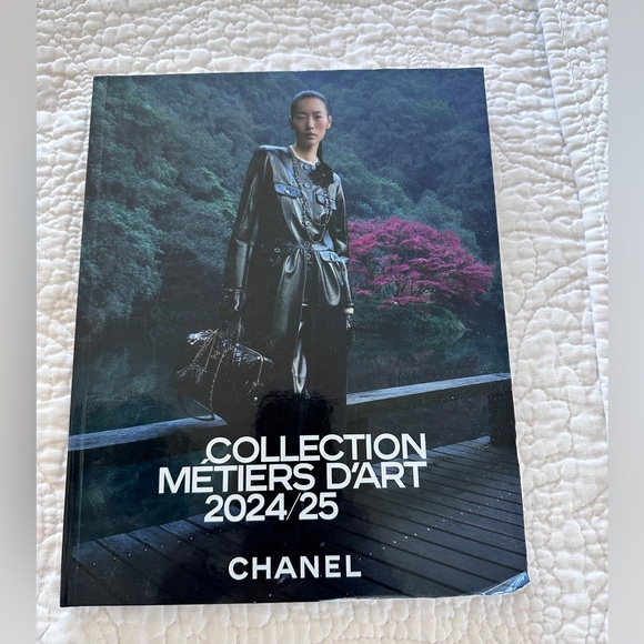 CHANEL Métiers d'Art 2024/25 Book with Black and Pink Highlights - Picture 1 of 3